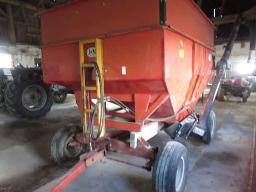 boite à grain J & M 225 minots sur voiture 4 roues, pneus ll-L-15
