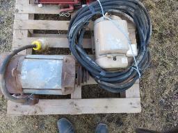 2 moteurs 5 Hp 220 volts avec cable 