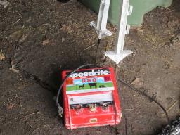 électrificateur de clôture Speedrite 980 avec 25 piquets en PVC 