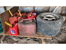 5 bidons d'urgence et 2 roues de 14 pces 
