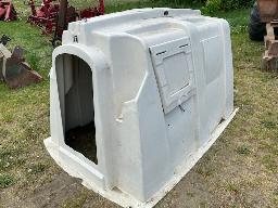 17 calf hut, 15 w/pail support & air trap 