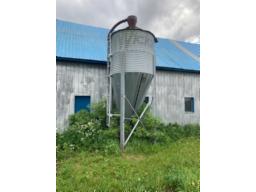 Victoria feed bin 5 ton w/auger, bottom exit perforated 