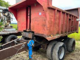 grosse remorque à bascule  7X14 à cylindre télescopique sur chassis camion 10 roues,  porte arrière 6 pds 
