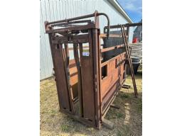 animal restraint cage for hoofing, integrated cow lift, sliding door