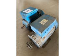 2 moteurs électriques 220, un 5Hp et un 3Hp
