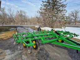 cultivateur J.Deere 16 pds, cylindre. semi-porté 