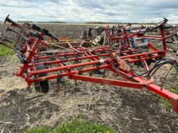 cultivateur IH 18.5 pds avec rouleau double s porté 