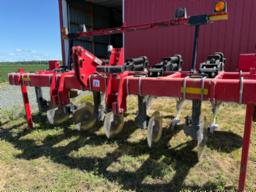 Brillion ZS4302 subsoiler 5 shanks + 5 shanks tel: 819-668-5543 (item located at the consignee's farm )