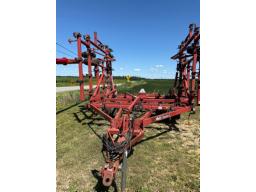 Case IH 4300 cultivator 34 ft w/3 bar tel: 819-668-5543 (item located at the consignee's farm )