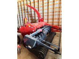 fourrag&egrave;re Case IH FHX300 avec rouleaux craqueurs, ramasseur d&rsquo;andain de 8 pds, attache automatique &ndash; comme neuve;