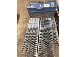 coffre &agrave; outils et rampe anti-d&eacute;rapante 