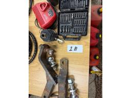 2 attaches de remorque, adapteur PTO 540/1000, chargeur M12, r&eacute;ducteur Banjo 2&uml;, boyau &agrave; eau 