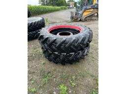 2 roues pour Magnum 380/80R38 - comme neuves , 100h seulement  tel: (438) 340-6037