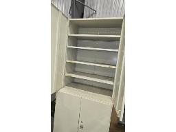 LOT DE (2) ARMOIRES AVEC 8 TABLETTES