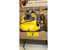 LOT COMPRENANT (1) ASPIRATEUR "DEWALT", (1) LUMI&Egrave;R