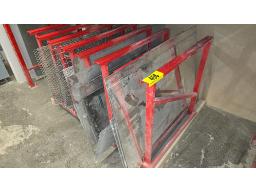 LOT DE (3) SUPPORTS AVEC RETAILLES DE GRILLAGE, DE