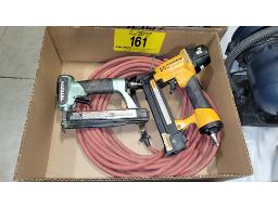 LOT DE (2) OUTILS PNEUMATIQUES DONT (1) CLOUEUSE "