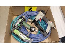 LOT DE (2) OUTILS PNEUMATIQUES DONT (1) CLOUEUSE "