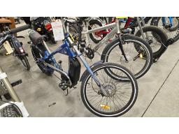V&Eacute;LO &Eacute;LECTRIQUE "STINGRAY CHOPPER", BLEU, MOTEUR 1