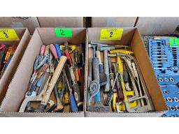 LOT DE (2) BO&Icirc;TES CONTENANT PINCE, MARTEAU, OUTILL