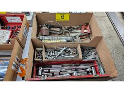 LOT DE CL&Eacute;S ET DOUILLES, SERRES, DIVERS PISTOLETS 