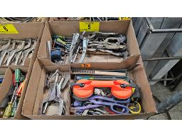 LOT DE (2) BO&Icirc;TES DE PULLERS, TOURNEVIS, PINCE "VI