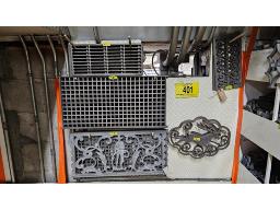LOT D'ENV. (550) GRILLES EN FER FORG&Eacute; ET APPLIQU&Eacute;S
