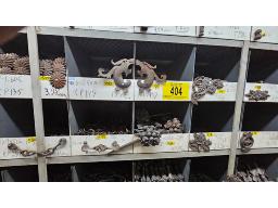 LOT D'APPLIQU&Eacute;S ET ACCESSOIRES DE POTEAU POUR CL&Ocirc;T