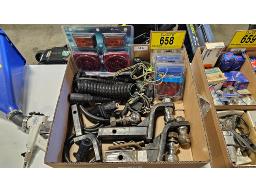 LOT COMPRENANT (1) ATTACHE POUR REMORQUE, LUMI&Egrave;RE,