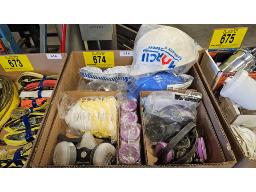 LOT COMPRENANT MASQUE AVEC CARTOUCHE, LUNETTES, CA