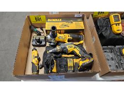 LOT COMPRENANT (1) PERCEUSE DEWALT 20 V, (1) RECFI