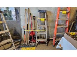 LOT COMPRENANT BALAI, MASSE, PELLE, ESCABEAU