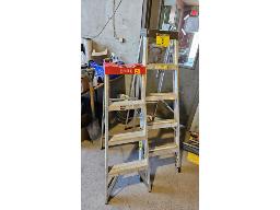 LOT DE (2) ESCABEAUX EN ALUMINIUM EAGLE 4'  ET FEA