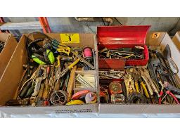 LOT COMPRENANT (2) BO&Icirc;TES D'OUTILS, TOURNEVIS, PIN