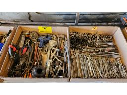 LOT COMPRENANT (2) BO&Icirc;TES DE DOUILLES, CL&Eacute;S, PINCE