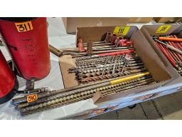 LOT DE &plusmn; (31) M&Egrave;CHES &Agrave; B&Eacute;TON SDS DE DIFF&Eacute;RENTES GR