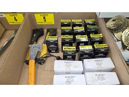 LOT DE (3) MARTEAUX TACKER ARROW ET DEWALT AVEC BO