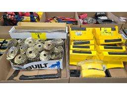 LOT COMPRENANT CLOUS &Agrave; TOITURE EN COIL, MARTEAU, H