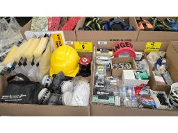 LOT DE (3) BO&Icirc;TES DE CASQUE, MASQUES, QUINCAILLERI