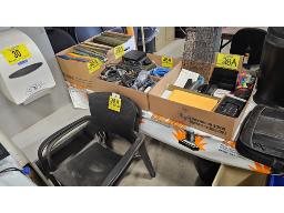 LOT COMPRENANT (2) CHAISES D'ATTENTE, ACC. DE BURE
