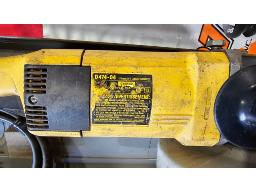 LOT COMPRENANT RECTIFIEUSE DEWALT D474 ET PASSE-PA