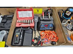 LOT COMPRENANT (1) CHARGEUR &Agrave; BATTERIE ADVANTAGE, 