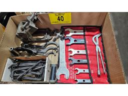 LOT COMPRENANT (1) ENSEMBLE DE CL&Eacute;S FAN NUT WRENCH