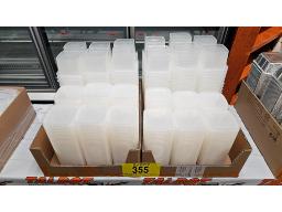 LOT COMPRENANT CONTENANTS EN PLASTIQUE ET COUVERCL