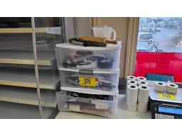 LOT COMPRENANT CASIER 3 TIROIRS EN PLASTIQUE ET SO