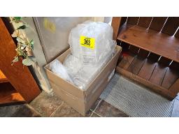 LOT DE &plusmn; (500) COUVERCLES DE PLASTIQUE SEULEMENT