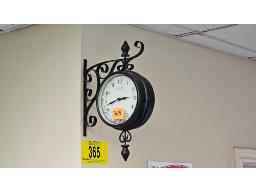 LOT COMPRENANT HORLOGE SUSPENDUE MURALE