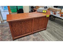 LOT COMPRENANT COMPTOIR CAISSE EN BOIS 88'' X 37''