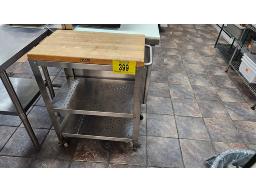 LOT COMPRENANT TABLE SUR ROUES AVEC 3 TABLETTES EN