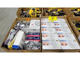 LOT DE (2) BO&Icirc;TES COMPRENANT DES MASQUES DE PROC&Eacute;D